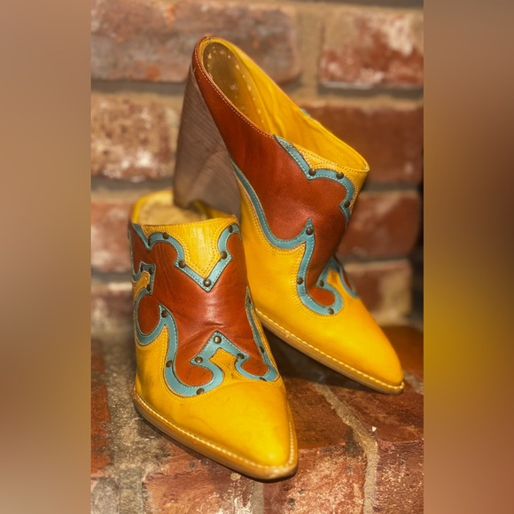 BCBG Vintage Western Pointed Toe Wedge Mules Mustard Turquoise Brown Studded 8.5 - Picture 4 of 16